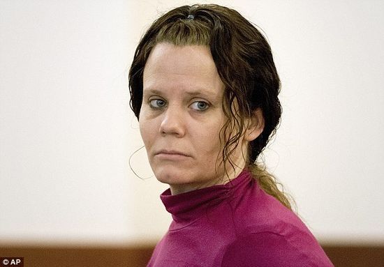 2月12日，勒死朋友并剖腹取嬰的柯里出庭受審。