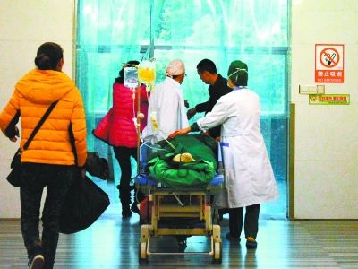 受傷女孩做完手術(shù)被送往重癥監(jiān)護(hù)室。記者楊濤 攝