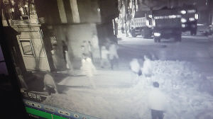 擋道3小時，司機路人“望磚興嘆”