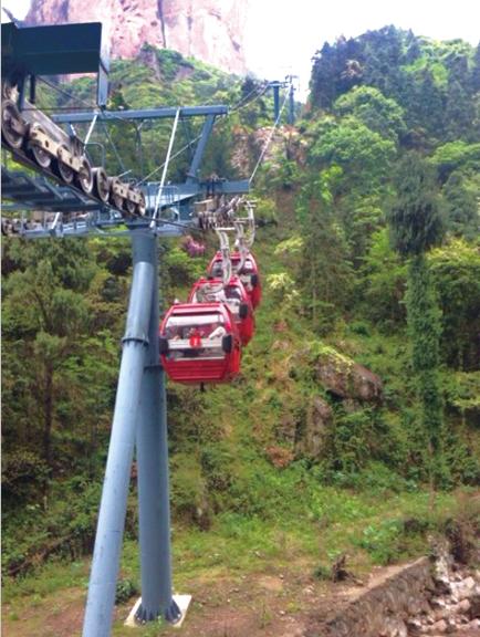 當(dāng)時(shí)還有3個(gè)轎廂懸在半空中。溫先生供圖