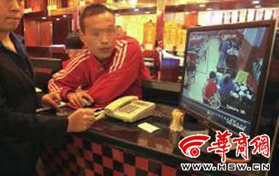 昨日，李女士展示從火鍋店抱回的火鍋，內(nèi)有濕巾