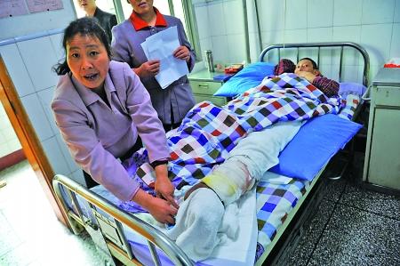 鄭其林擦藥酒的左腿出現(xiàn)潰爛，并伴隨大面積的皮膚壞死。記者 張路橋 攝