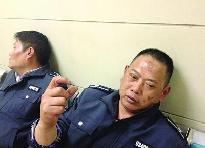 被打傷的城管隊員。陳郁攝