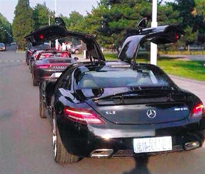 近日，一組“北體大畢業(yè)典禮豪車云集堪比車展”組圖在網(wǎng)絡(luò)爆紅。網(wǎng)絡(luò)截圖