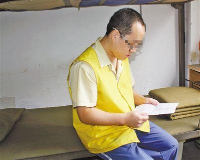 昨天，張文兵在看家書(shū)。 記者 鐘耕軍 攝