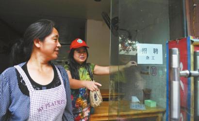 8月14日，市民志愿者體驗(yàn)城管執(zhí)法招呼商家不要亂張貼。