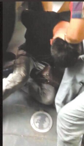 男子公交上行為不雅遭眾人控制 被指猥褻年輕女子