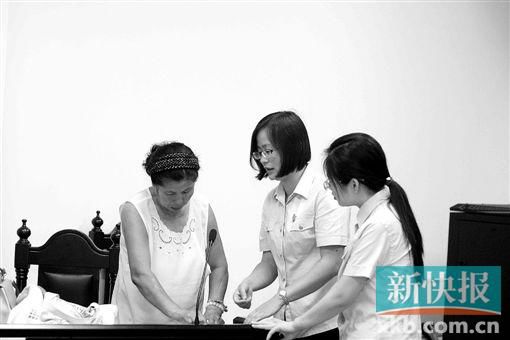 白春榮簽領(lǐng)國(guó)家賠償款。通訊員供圖