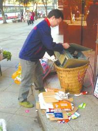 王光偉靠收廢品拾荒為生，每月僅有1000元的微薄收入。