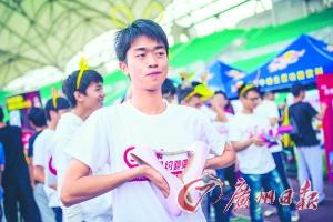 廣州大學(xué)城男生踩高跟鞋賽跑 跑后更懂體諒女友