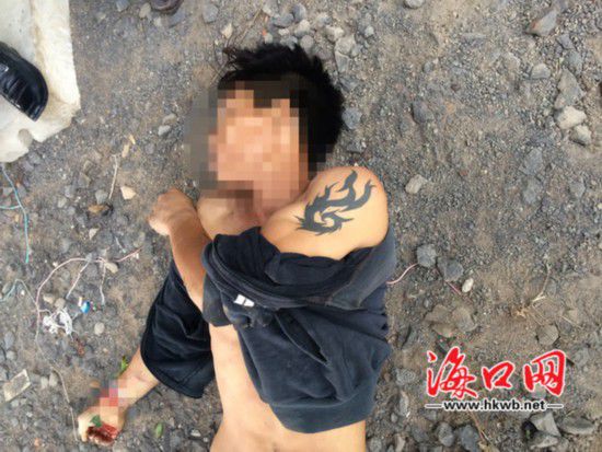 死亡的男子，左手手臂上有紋身