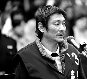 庭審時，鄭東稱自己想隨女兒一起去，請求法院判他死刑立即執(zhí)行