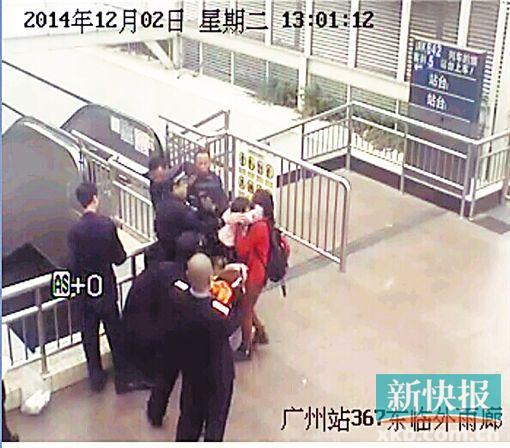 民警果斷將孩子救下,并控制跳樓男子。 通訊員圖(視頻截圖)