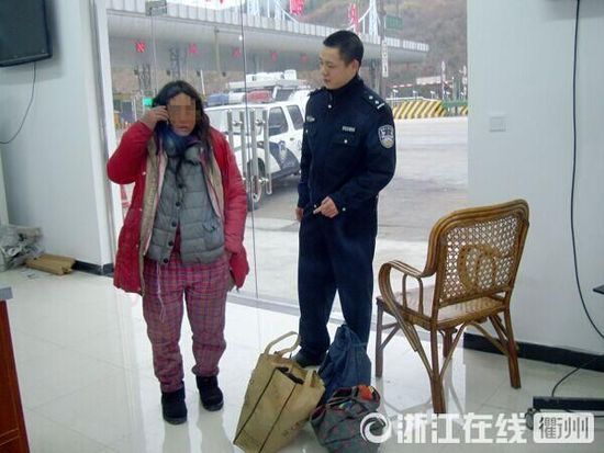 1月30日，衢州高速交警發(fā)現(xiàn)了徒步走在高速楓嶺關(guān)卡口的汪女士