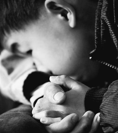 10歲小兒子緊緊握著哥哥的手。資料圖片