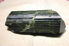 近日，商南縣奇石愛好者潘某在青山鎮(zhèn)鐵礦開采區(qū)發(fā)現(xiàn)一塊疑似綠簾石，有待相關(guān)專家和權(quán)威機(jī)構(gòu)認(rèn)定。