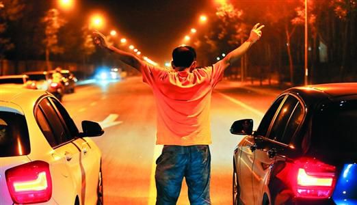 2013年8月25日凌晨，北京，在東壩大街路口進(jìn)行的一場飆車。