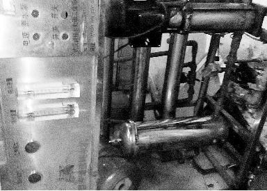 水站成販假重災(zāi)區(qū) 漢陽某無證水廠使用的破舊設(shè)備。