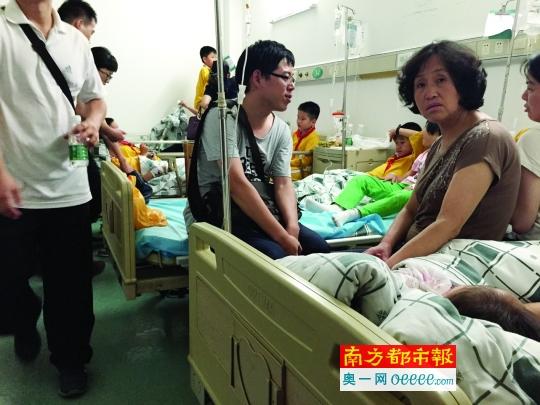  昨晚，家長們陪著誤食鼠藥的孩子們在醫(yī)院就診。