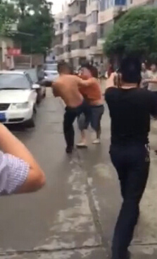 網(wǎng)曝長(zhǎng)沙警察上班喝酒開警車打人警方已調(diào)查