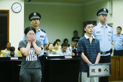 聽到判決，賈某（左）哭了起來。一直到被帶離法庭，夫妻倆沒說一句話