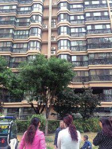 新郎被鬧洞房6樓墜亡 親屬稱其藏窗口發(fā)生意外