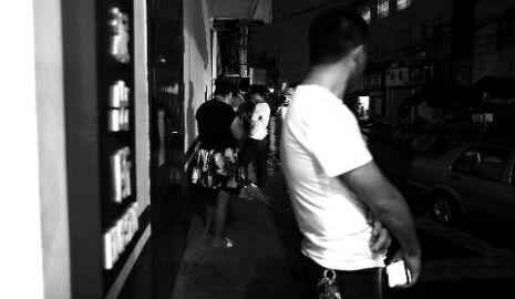 通過聊天軟件陌陌，男子小黃認(rèn)識了女孩小李，兩三天后，兩人就住到了一起。但好景不長，兩人在一起僅過了十幾天，戀愛關(guān)系即破裂，小黃稱曾給小李花了一萬余元。日前，小黃以詐騙為由將小李帶到派出所。