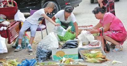 母親為給腦癱女兒治病擺攤賣(mài)菜 拒絕他人施舍