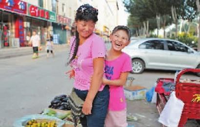 母親為給腦癱女兒治病擺攤賣(mài)菜 拒絕他人施舍