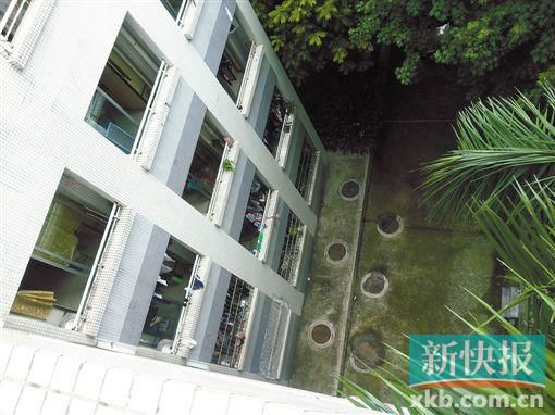 據(jù)目擊者稱,當(dāng)時(shí)墜樓者躺在右排中、下兩個(gè)井蓋中間附近。