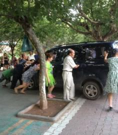 今年夏天壩壩舞成員將一輛小車推向公路。（圖據(jù)網(wǎng)絡(luò)）
