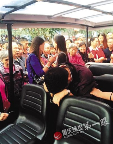 偷拍男子（前）照片來源于網(wǎng)絡(luò)，請作者與重慶晚報聯(lián)系