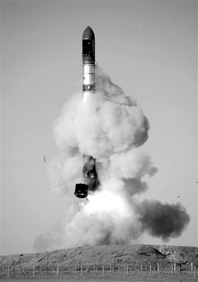 　2007年6月15日，俄羅斯在哈薩克斯坦的軍事場地試射一枚“RS-20”導(dǎo)彈。尚未有媒體公布新型固