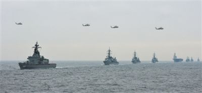 2012年10月14日，日本海上自衛(wèi)隊舉行閱艦式。2013年，日本自衛(wèi)隊時隔11年首增防衛(wèi)預(yù)算。資料圖片