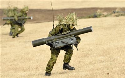 “作戰(zhàn)” 1月13日，日本自衛(wèi)隊(duì)一隊(duì)員在新年軍演中手持武器，發(fā)動(dòng)進(jìn)攻。媒體尚未公布1月22日的美日聯(lián)合軍演圖片。