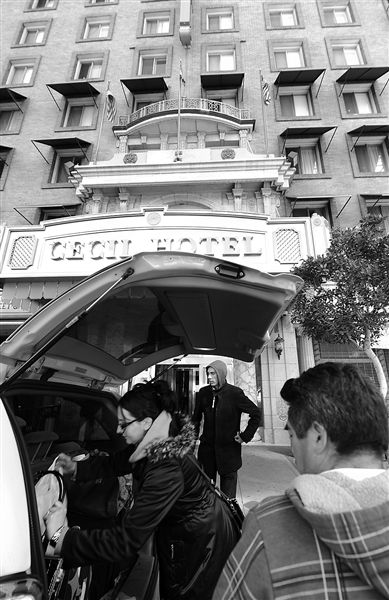 20日，美國洛杉磯，塞西爾酒店房客薩拜娜乘出租車離開酒店。由于擔(dān)心水質(zhì)受到污染，目前已有27戶房客離開塞西爾酒店。