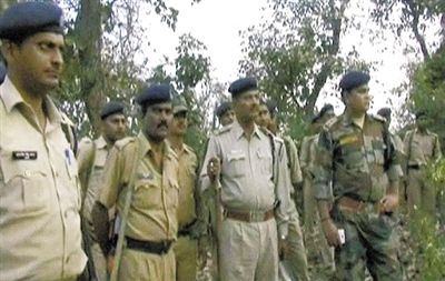 電視畫(huà)面顯示，大量警察在案發(fā)地搜查疑犯。