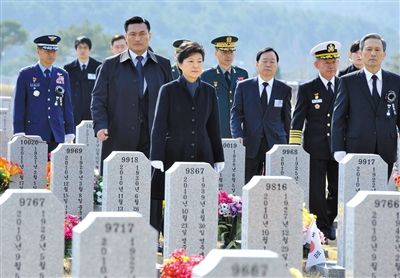 26日，韓國總統(tǒng)樸槿惠參加“天安”艦事件3周年紀(jì)念活動，悼念在事件中身亡的韓國士兵。