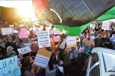 10日，利比亞首都的黎波里，當?shù)厥忻裨诶葋喭饨徊客馐就?，抗議“政治隔離法”。圖/東方IC