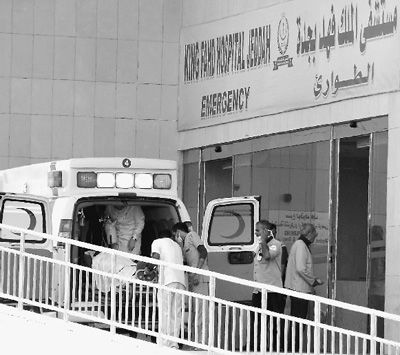 圖為一輛救護車抵達沙特吉達法赫德國王醫(yī)院。