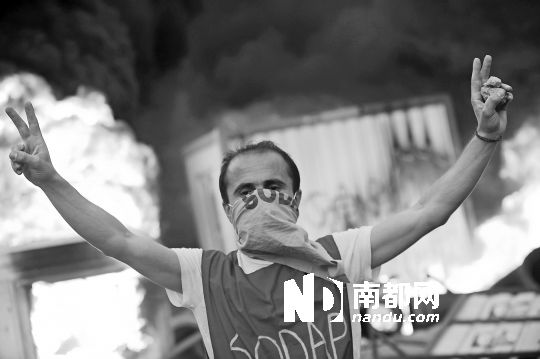 5月31日，土耳其示威者在伊斯坦布爾市中心的塔克西姆廣場(chǎng)抗議政府拆除加濟(jì)公園的計(jì)劃。