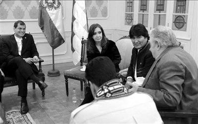 7月4日，科雷亞、克里斯蒂娜、莫拉萊斯、穆希卡及馬杜羅（左起順時針方向）參加會議。新華社發(fā)