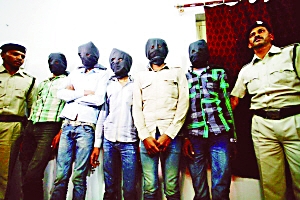 印度一個特別法庭20日宣布，判處卷入瑞士女游客遭輪奸案的6名男子終身監(jiān)禁。檢方對判決結(jié)果感到滿意，但表示不排除被告上訴可能。