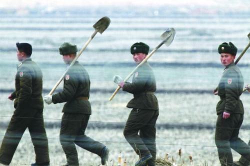 朝軍士兵前往田地支援地方建設(shè)。