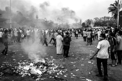 7月27日，在埃及首都開(kāi)羅，穆?tīng)栁髦С终咄辣┚彀l(fā)生沖突。新華社發(fā)