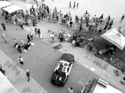 3日，美國洛杉磯，威尼斯海灘上血跡斑斑，警方正在調(diào)查。圖/東方IC