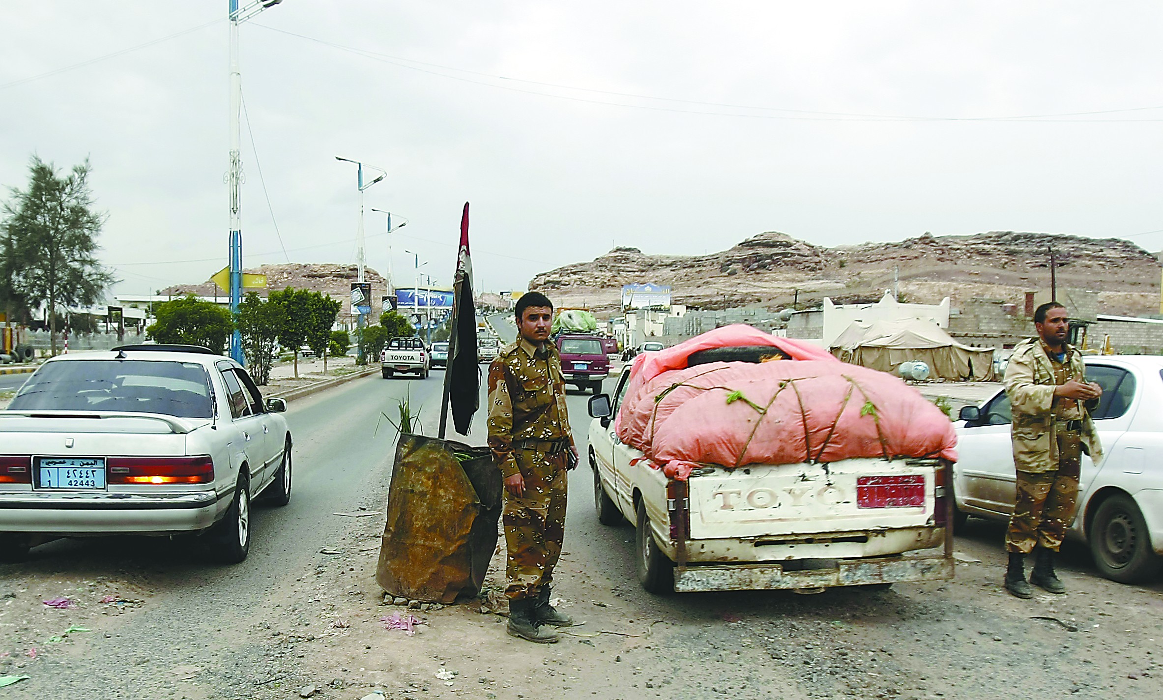 當(dāng)?shù)貢r間4日，在也門首都薩那，安全人員在通往美國大使館的路上設(shè)置檢查站檢查過往車輛。