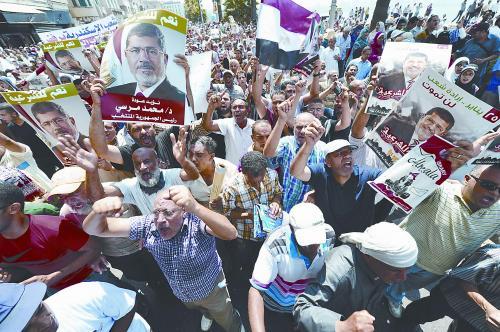 16日，穆爾西的支持者進行“憤怒的星期五”大游行，抗議軍方清場行動造成嚴重人員傷亡。