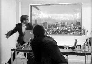 超高清屏幕上出現(xiàn)隕石撞擊城市樓群的場(chǎng)景，蒙在鼓里的求職者以為發(fā)生了真實(shí)的末日災(zāi)難