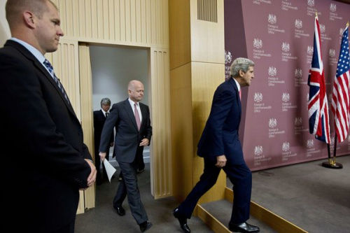 資料圖：美國國務(wù)卿約翰·克里與英國外交大臣威廉·黑格在倫敦。